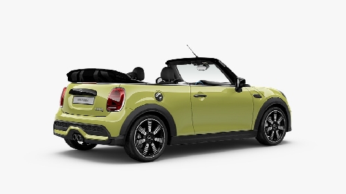 El creativo uso del espacio de MINI te permite disfrutar de más espacio para tu equipaje de lo que te esperas. Además, la función de carga fácil Easy Load, disponible únicamente para el MINI Cabrio, eleva la carga del equipaje a la categoría de arte. Con la tapa cerrada, dispones de un generoso espacio de 215 litros, y de 160 litros con la tapa abierta. La división 50/50 de los asientos traseros te permite plegarlos para llevar objetos más grandes, como tablas de surf.